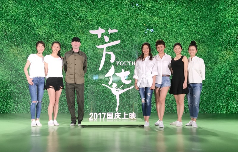 【犀牛资讯】（双语版）《芳华》有望冲击10亿票房：企业微信活跃用户突破3000万